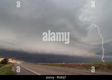 Un éclair d'arcs d'un orage supercellulaires, heurtant le sol. Banque D'Images