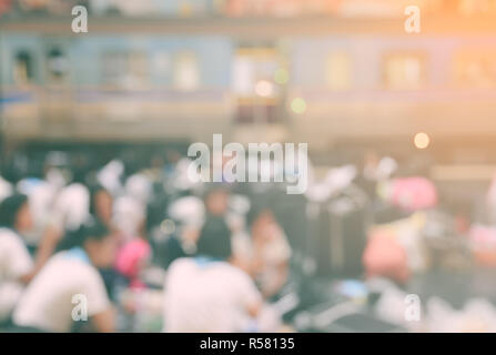 Station bondée brouillée avec fond de train de voyageurs Banque D'Images