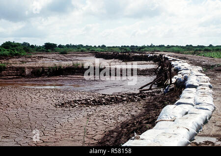 1993 - Un barrage construit par le contingent belge de contrôler les eaux de crue dans la région de Kismayo. Les belges font partie des forces des Nations Unies en Somalie dans le cadre de l'opération continuent d'espoir. Banque D'Images