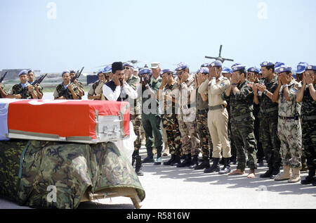 1993 - Un prêtre tunisien effectue le service commémoratif pour un soldat tué en Somalie. Le soldat a été tué lorsqu'un Américain M-60 machine gun accidentellement rejetées pendant les opérations de convoi. Banque D'Images