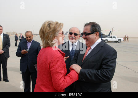 À son arrivée à Bagdad, l'Iraq le 25 avril 2009, secrétaire d'État américaine Hillary Rodham Clinton est accueilli par l'Ministre des Affaires étrangères Hoshyar Zebari. Banque D'Images