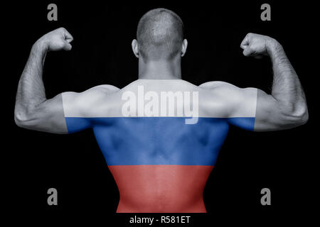 Le retour d'un jeune homme athlétique portant un T-shirt avec le drapeau national de la Russie sur un arrière-plan noir isolé. La notion de fierté nationale et Banque D'Images