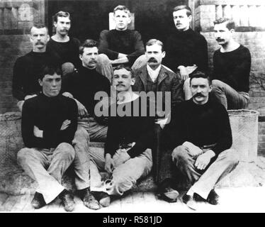 Photo de Dr James Naismith avec sa première équipe de basket-ball Banque D'Images