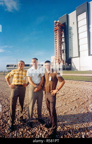 (9 octobre 1968) --- Le premier équipage Apollo 8 est en premier plan comme le vaisseau Apollo (103/Saturne 503) espace véhicule quitte le véhicule du Centre spatial Kennedy, la construction de l'Assemblée sur place à un pad de lancement, 39. Banque D'Images