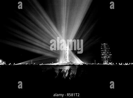 (23 février 1969) --- vue nocturne de la 363-pieds de haut véhicule spatial Apollo 9 à un pad de lancement, centre spatial Kennedy, 39 Banque D'Images