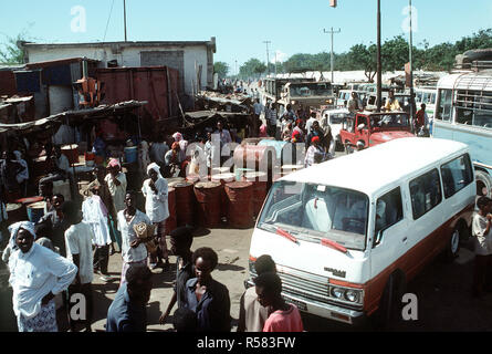 1992 - Les gens et les véhicules foule un coin de rue au cours de l'effort de secours multinationales l'Opération Restore Hope. Mogadiscio (Somalie) Banque D'Images