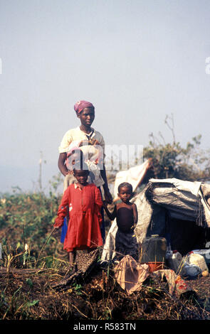 1994 - Une famille rwandaise posent devant leur maison de fortune. Les réfugiés entrés Goma au Zaïre après une guerre civile a éclaté dans leur pays. Banque D'Images