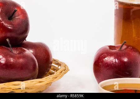 Tas de pommes et la pomme et pot de miel miel de bol isolé sur fond blanc Banque D'Images