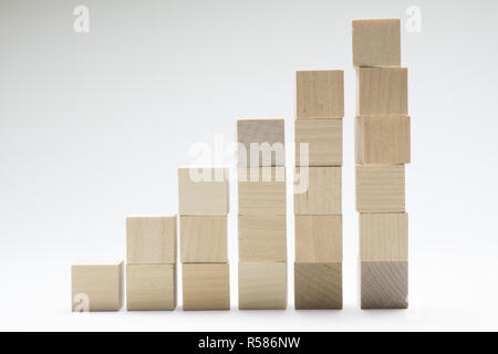 La croissance du concept d'entreprise à l'aide de cubes de bois processus succès jusqu'empilage. Banque D'Images