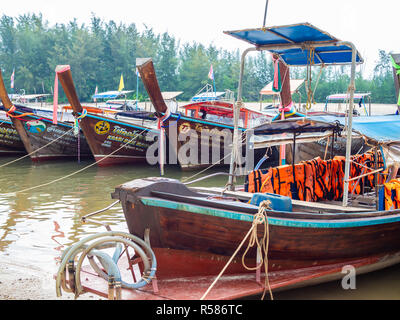 KRABI, THAÏLANDE - 3 novembre 2018 - De nombreux voyages traditionnels bateaux à longue queue Ao Nang stationnement port avec fond marin à Krabi, Thaïlande. Banque D'Images