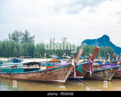 KRABI, THAÏLANDE - 3 novembre 2018 - De nombreux voyages traditionnels bateaux à longue queue Ao Nang stationnement port avec fond marin à Krabi, Thaïlande. Banque D'Images