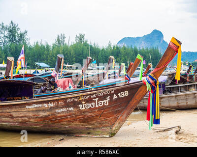 KRABI, THAÏLANDE - 3 novembre 2018 - De nombreux voyages traditionnels bateaux à longue queue Ao Nang stationnement port avec fond marin à Krabi, Thaïlande. Banque D'Images