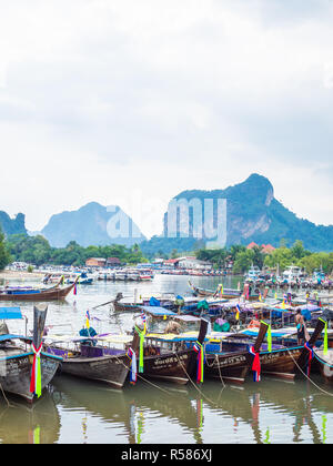 KRABI, THAÏLANDE - 3 novembre 2018 - De nombreux voyages traditionnels bateaux à longue queue Ao Nang stationnement port avec fond marin à Krabi, Thaïlande la verticale Banque D'Images