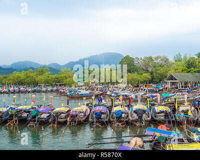 KRABI, THAÏLANDE - 3 novembre 2018 - De nombreux voyages traditionnels bateaux à longue queue Ao Nang stationnement port avec fond marin à Krabi, Thaïlande. Banque D'Images