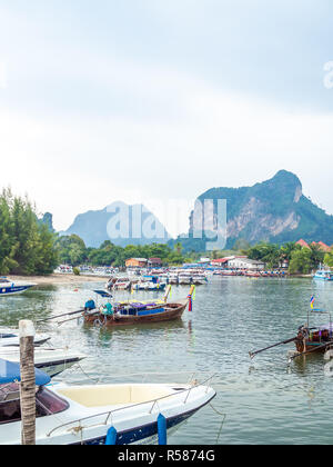 KRABI, THAÏLANDE - 3 novembre 2018 - De nombreux voyages traditionnels bateaux à longue queue et de luxe bateaux à moteur parking Ao Nang port avec fond marin à K Banque D'Images