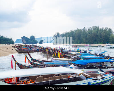 KRABI, THAÏLANDE - 3 novembre 2018 - De nombreux voyages traditionnels bateaux à longue queue et de luxe bateaux à moteur parking Ao Nang port avec fond marin à K Banque D'Images