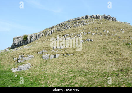 Une formation rocheuse sur une colline dans les landes le long du sentier de randonnée de Yorkshire Dales Way, en Angleterre, Grande-Bretagne. Banque D'Images