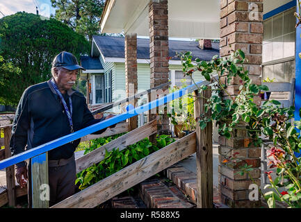 Le New York mets Hall of Famer Cleon Jones peint une rampe de porche pour une veuve à Africatown, le 21 novembre 2018, à Mobile, en Alabama. Banque D'Images