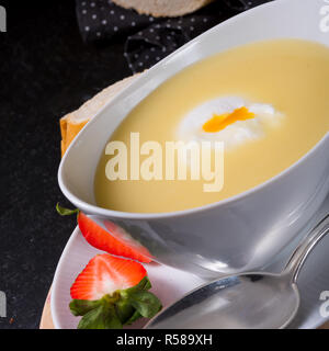 Soupe crème d'asperges aux oeufs Banque D'Images