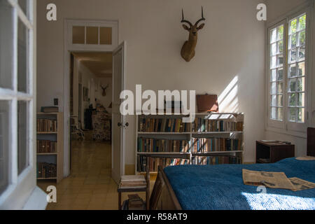 La chambre d'Ernest Hemingway et l'espace de travail à son domicile, à Cuba. Banque D'Images