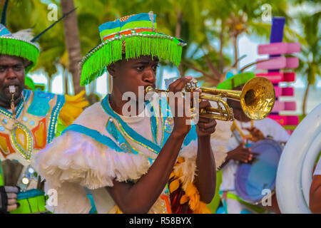 Freeport Bahamas - le 22 septembre 2011 : danseurs habillés en costumes traditionnels lors d'un festival Junkanoo jouant de la trompette à Freeport, B Banque D'Images