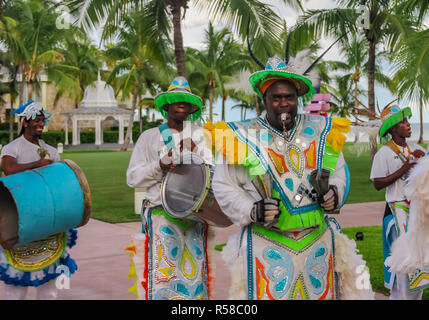 Freeport Bahamas - le 22 septembre 2011 : danseurs habillés en costumes traditionnels lors d'un festival Junkanoo à Freeport, Bahamas Banque D'Images