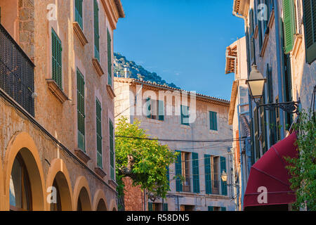 Scène de rue de Valldemossa avec restaurant, cafés et magasins. Banque D'Images