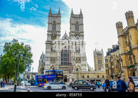Route en face de l'abbaye de Westminster plein de voitures, d'autobus et les touristes dans la ville de Westminster, Londres, Angleterre, Royaume-Uni Banque D'Images