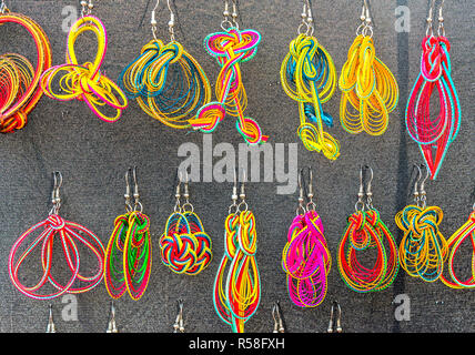 Boucles d'artisanal avec différentes formes et couleurs Banque D'Images