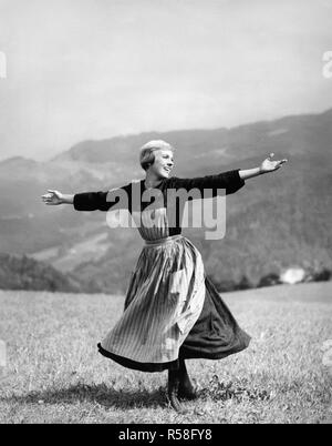 Julie Andrews virevoltant et chantant sur une montagne dans la prairie 1965 Academy Award Winning movie, le son de la musique. Banque D'Images