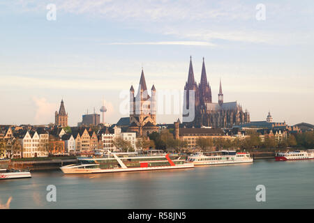 Vue aérienne Cologne sur le Rhin avec bateau de croisière dans matin à Cologne, Allemagne. Banque D'Images