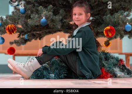 Adolescente à l'arbre de Noël les jouets sur l'arbre se prépare pour le nouvel an et de Noël Banque D'Images