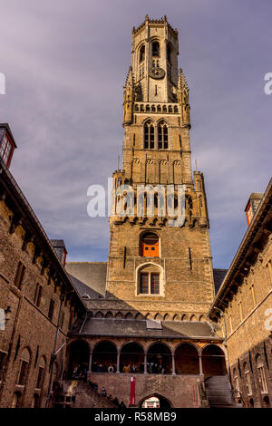 L'Europe, Belgique, Bruges, beffroi de Bruges, un grand bâtiment en brique avec un tour de l'horloge avec beffroi de Bruges dans l'arrière-plan Banque D'Images