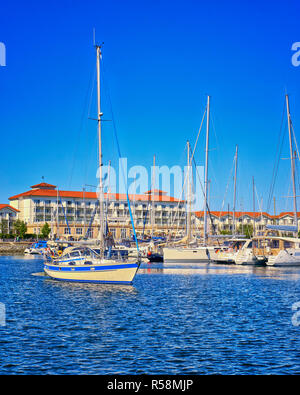 Maisons de vacances avec voiliers dans le port Weiße Wiek. Banque D'Images