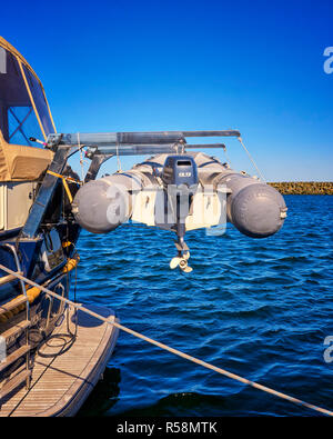 Annexe avec moteur sur un bateau à moteur dans le port Weiße Wiek. Allemagne Banque D'Images