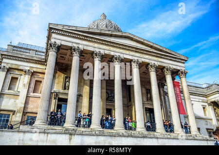 Les touristes traîner à l'entrée du musée National Gallery à Trafalgar Square dans la ville de Westminster, Londres, Angleterre, Royaume-Uni