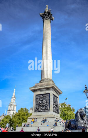 Les habitants et les touristes traîner à la Colonne Nelson à Trafalgar Square dans la ville de Westminster, Londres, Angleterre, RU Banque D'Images