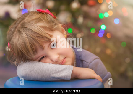 Cute Caucasian girl portrait avec l'arbre de Noël en arrière-plan Banque D'Images