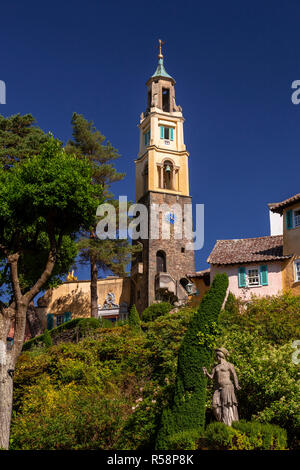 Statue et tour dans le village italien de Portmeirion, au nord du Pays de Galles Banque D'Images