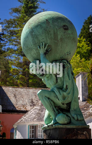 Statue d'Atlas portant le monde à Portmeirion village italianisant, au nord du Pays de Galles Banque D'Images