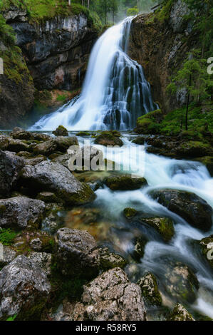 Dans la pluie, Cascade Golling Golling, Salzbourg, Autriche Banque D'Images