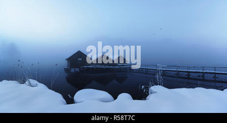 Plus de brouillard d'hiver cabanes de pêcheurs au bord du lac Kochelsee,, État libre de Bavière, Allemagne Banque D'Images