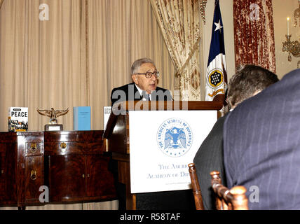 Henry Kissinger parlant à l'Académie américaine de la diplomatie's 15e édition du Déjeuner de diplomatiques dans la Salle Benjamin Franklin - 9 décembre 2004 Banque D'Images