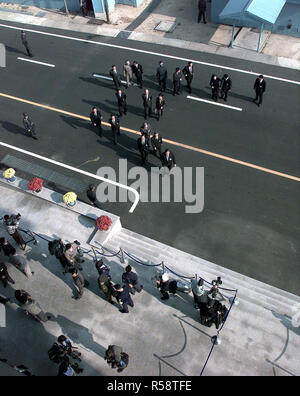 Des représentants de plus de croix à Panmunjom, République de Corée, après le départ de magnat des affaires sud-coréen Chung Ju-yung, Octobre 27, 1998. Chung, fondateur et président d'honneur du groupe Hyundai, a fait don de 501 têtes de bétail et les véhicules d'un pays frappé par la famine de la Corée du Nord. M. Chung a donné aux Coréens du Nord 500 têtes de bétail au début de cette année en juin. Banque D'Images