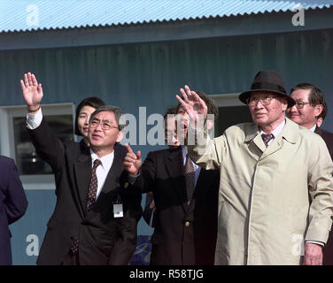 10/27/1998 - magnat des affaires sud-coréen Chung Ju-yung, fondateur et président d'honneur du groupe Hyundai, les vagues aux invités et appuyez sur à Panmunjom, République de Corée, le 27 octobre 1998. Banque D'Images