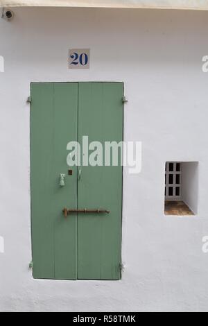 Entrée de haut numéro de maison 20,porte en bois vert avec loquet de fer,petite fenêtre à droite de la porte Banque D'Images