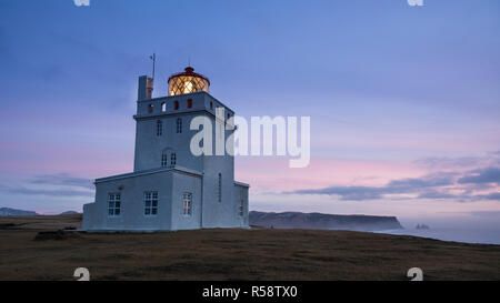 Matin rouge sur la côte sud de l'Islande au phare, Dyrholaey, Islande Banque D'Images