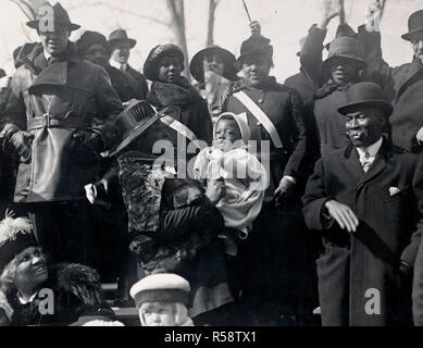 Photos de la PREMIÈRE GUERRE MONDIALE - de couleur / African American troupes - Parents et amis l'acclamant 369l'infanterie comme le Col de parade. New York City's population métisse s'est avéré pour saluer les héros de la 369e d'infanterie, l'ancien 15e de la ville de New York, coloré des combattants qui a obtenu toutes les gloires de la guerre en France 17/02/1919 Banque D'Images