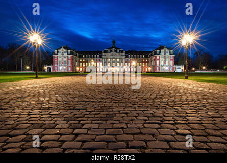 L'humeur du soir au château de Münster, Münster, Rhénanie du Nord-Westphalie, Allemagne Banque D'Images