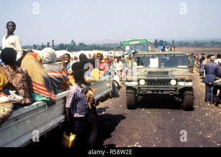 Zaïre 1994 - UN High-Mobility militaire américaine de véhicule à roues (HMMWV) entre dans le camp de réfugiés de Kibumba à Goma au Zaïre Banque D'Images